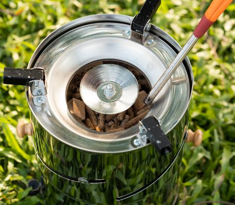 Super fast ignition grill. Ignite the grill fast in just three minutes and then enjoy a stable flame for 90 minutes, which can grill everything you want. EnergiTek ApS deliver small packages of wood pellets to your door at a low price.