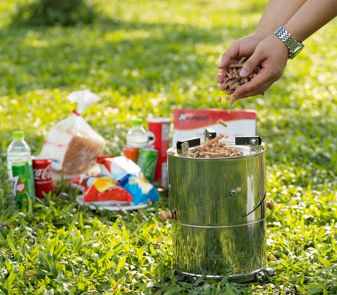 Fill up wood pellets in the Adventure Boil Grill before use. 800gr of wood pellets can grill for 90 minutes without refilling. Deliver small packages of wood pellets to your door at a low price.